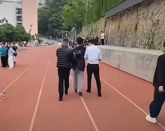 如何注册皇冠足球代理_学生上台指责学校“有钱建草堂没钱修宿舍”如何注册皇冠足球代理，云南富宁已成立调查组
