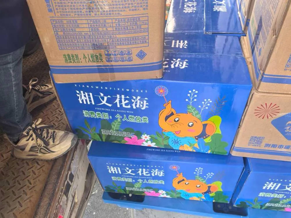 皇冠代理如何注册_杭州郑某家中突然被抓！465箱皇冠代理如何注册，密密麻麻……