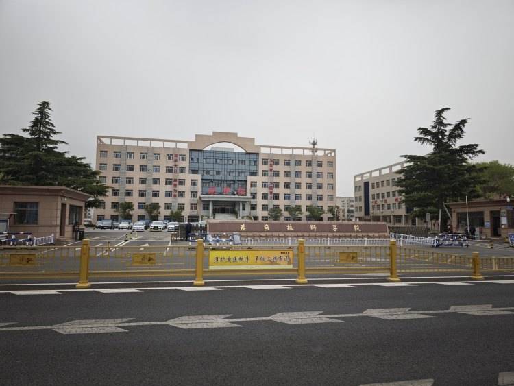hga030注册
_山东一任教31年教师临近退休突遭解聘hga030注册
，学校回应