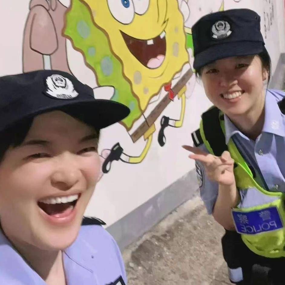 皇冠信用网如何注册
_杭州两位警花出差就餐皇冠信用网如何注册
，听到邻座小伙长时间通话，“社牛”操作来了
