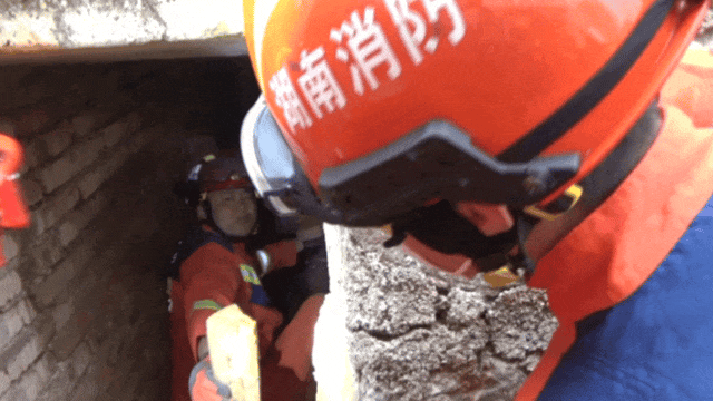 皇冠信用登2代理网址
_女子进入自家地窖取红薯时皇冠信用登2代理网址
，地窖突然坍塌……消防救援人员紧急施救